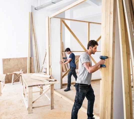 Аккумуляторная дрель-шуруповерт BOSCH GSB 180-LI ударная [06019F8302] 2х1,5 Ач, набор оснастки (41 шт)