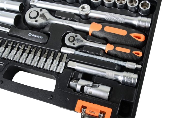 Набор инструментов ВИХРЬ 1/2", 1/4", CrV, 82 пластиковый кейс 82 предм [73/6/7/3]