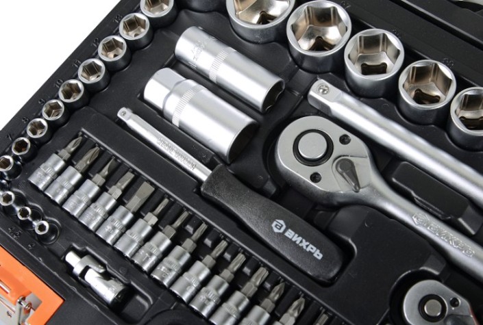 Набор инструментов ВИХРЬ 1/2", 1/4", CrV, 82 пластиковый кейс 82 предм [73/6/7/3]