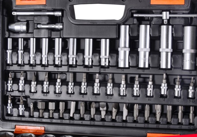 Набор инструментов ВИХРЬ 1/2", 1/4", CrV, 94 пластиковый кейс 94 предм [73/6/7/5]