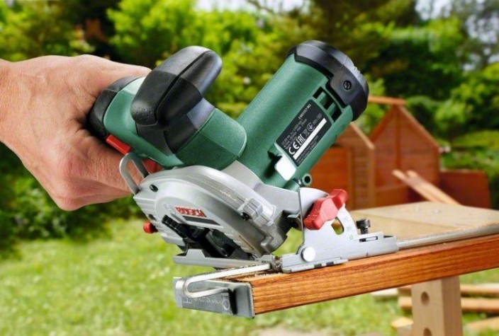 Пила циркулярная аккумуляторная BOSCH UniversalCirc 12 [06033C7002] 1х2,5Ач