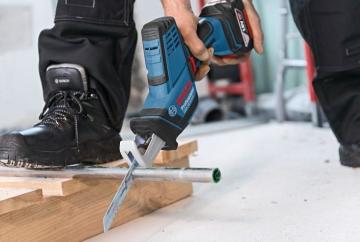 Пила сабельная аккумуляторная BOSCH GSA 18 V-LI C [06016A5002] 2х5,0Ач