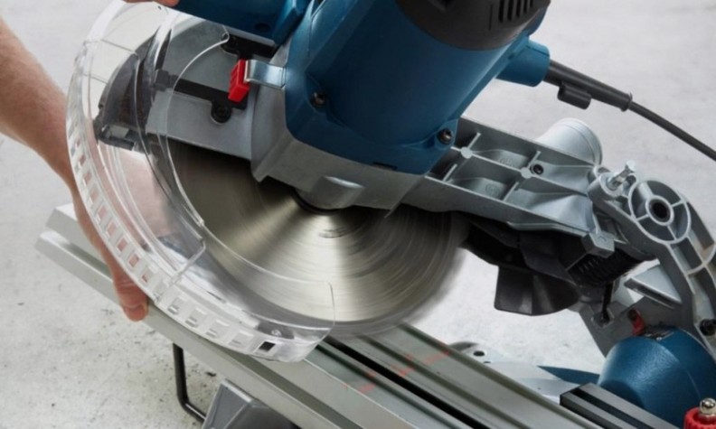 Пила торцовочная сетевая BOSCH GCM 216 [0601B33000]