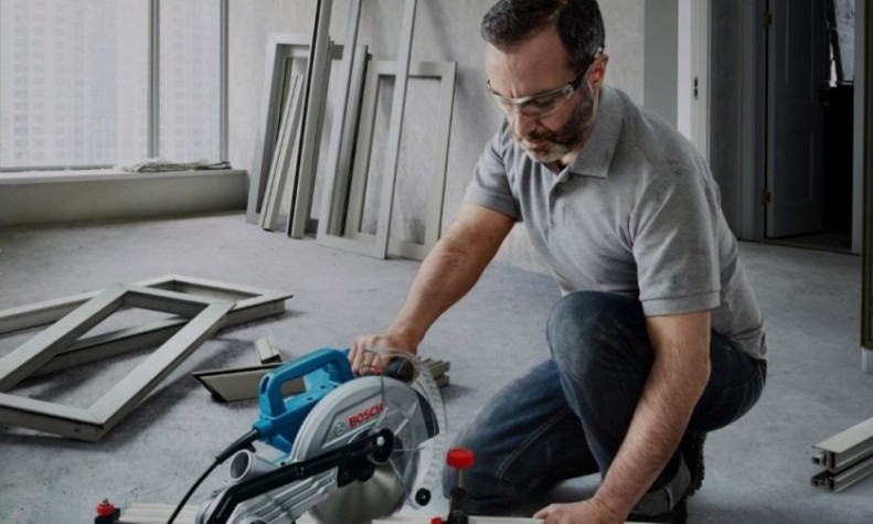 Пила торцовочная сетевая BOSCH GCM 216 [0601B33000]