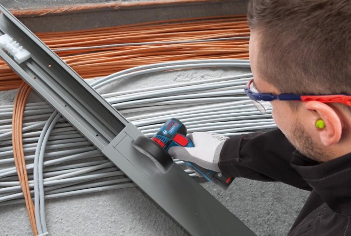 Угловая шлифмашина аккумуляторная BOSCH GWS 12V-76 бесщеточная [0615990M3E] 1х2,0 Ач, картонная коробка